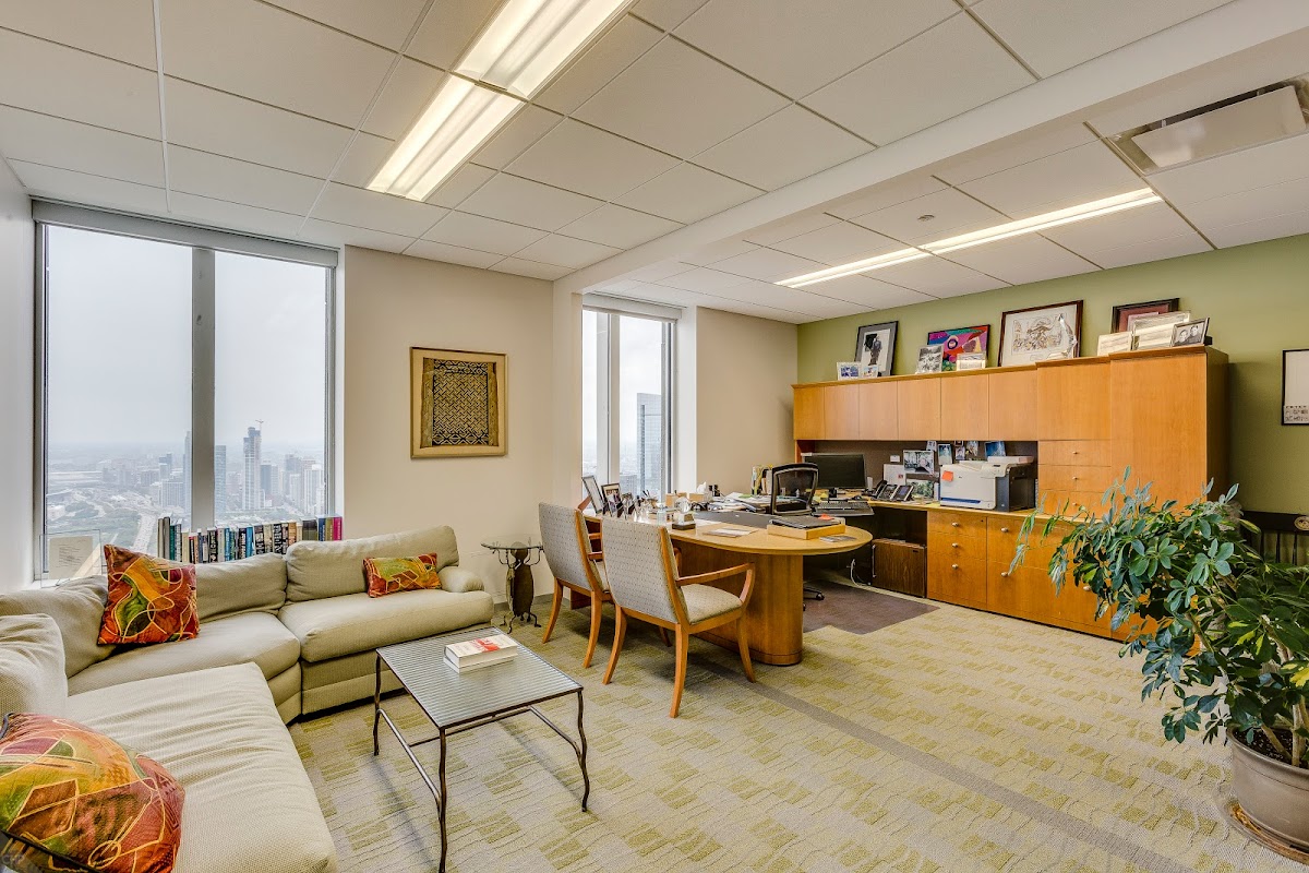 Carr Workplaces AON Center - Coworking & Office Space 3