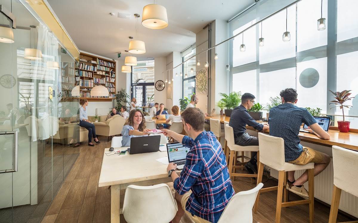 KAPTÁR coworking - közösségi iroda, tárgyaló bérlés, workshop helyszín