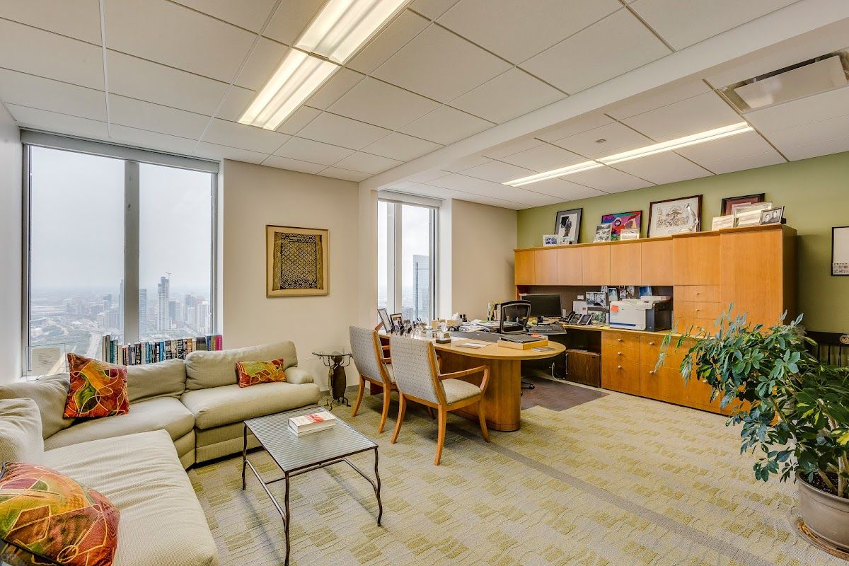 Carr Workplaces AON Center - Coworking & Office Space 3