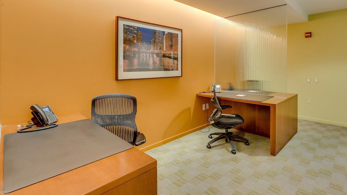 Carr Workplaces AON Center - Coworking & Office Space 4